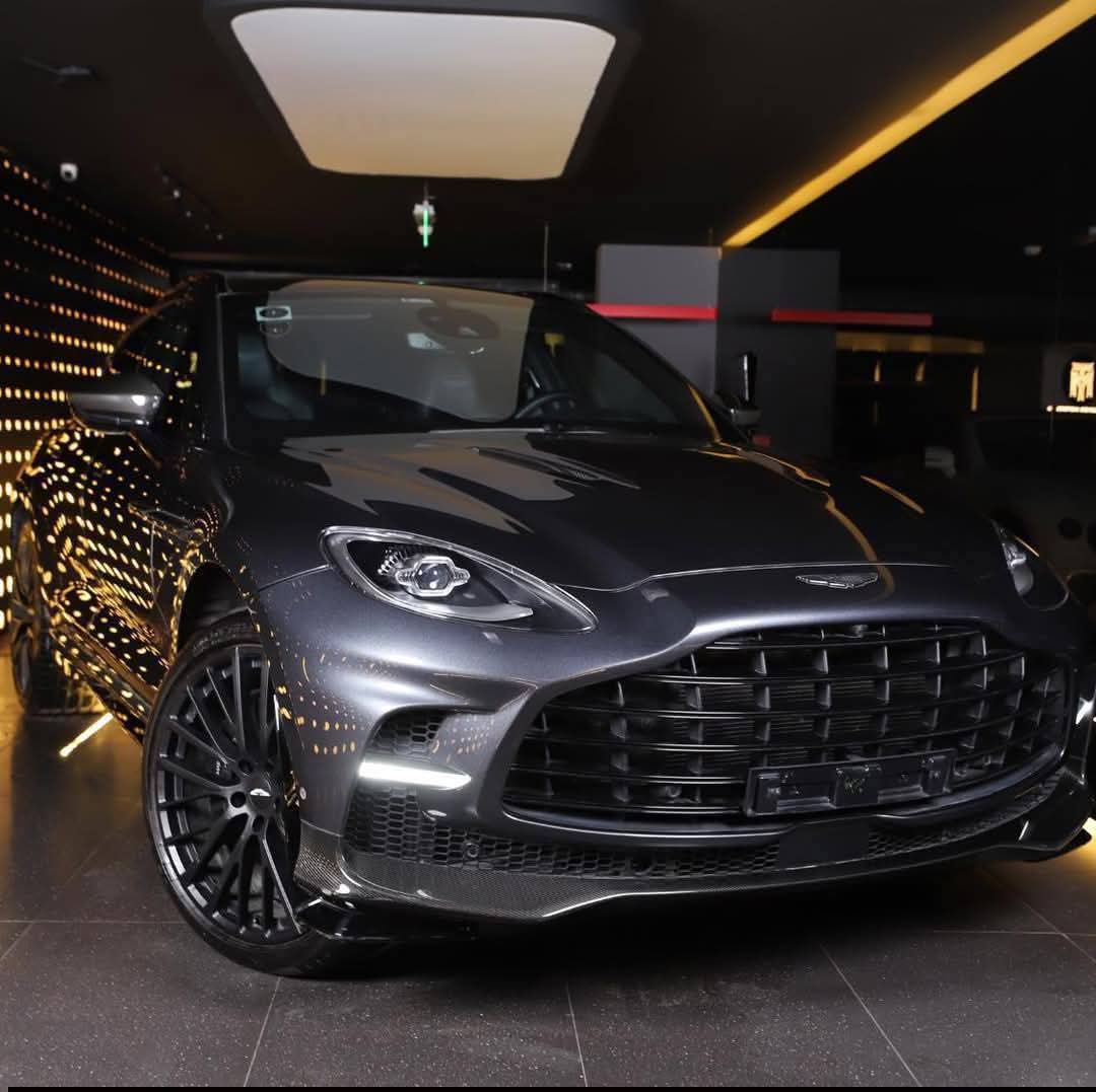 Aston Martin DBX707