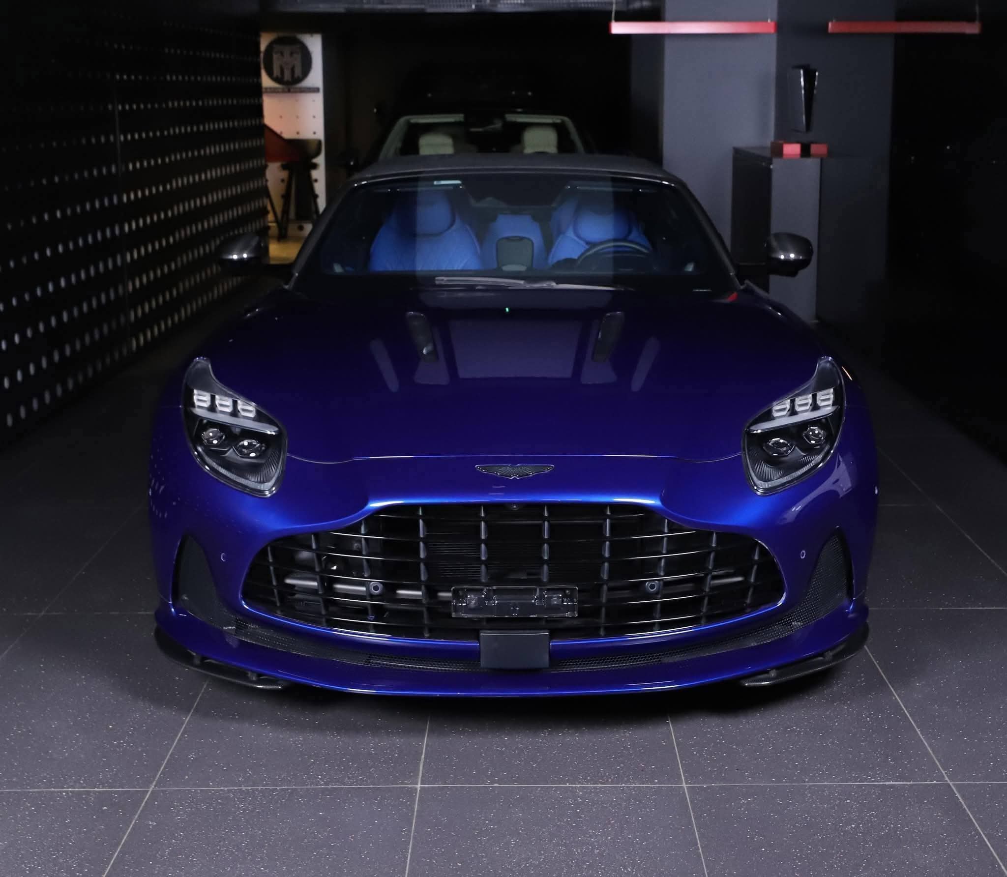 Aston Martin Vanquish V12 | 2025